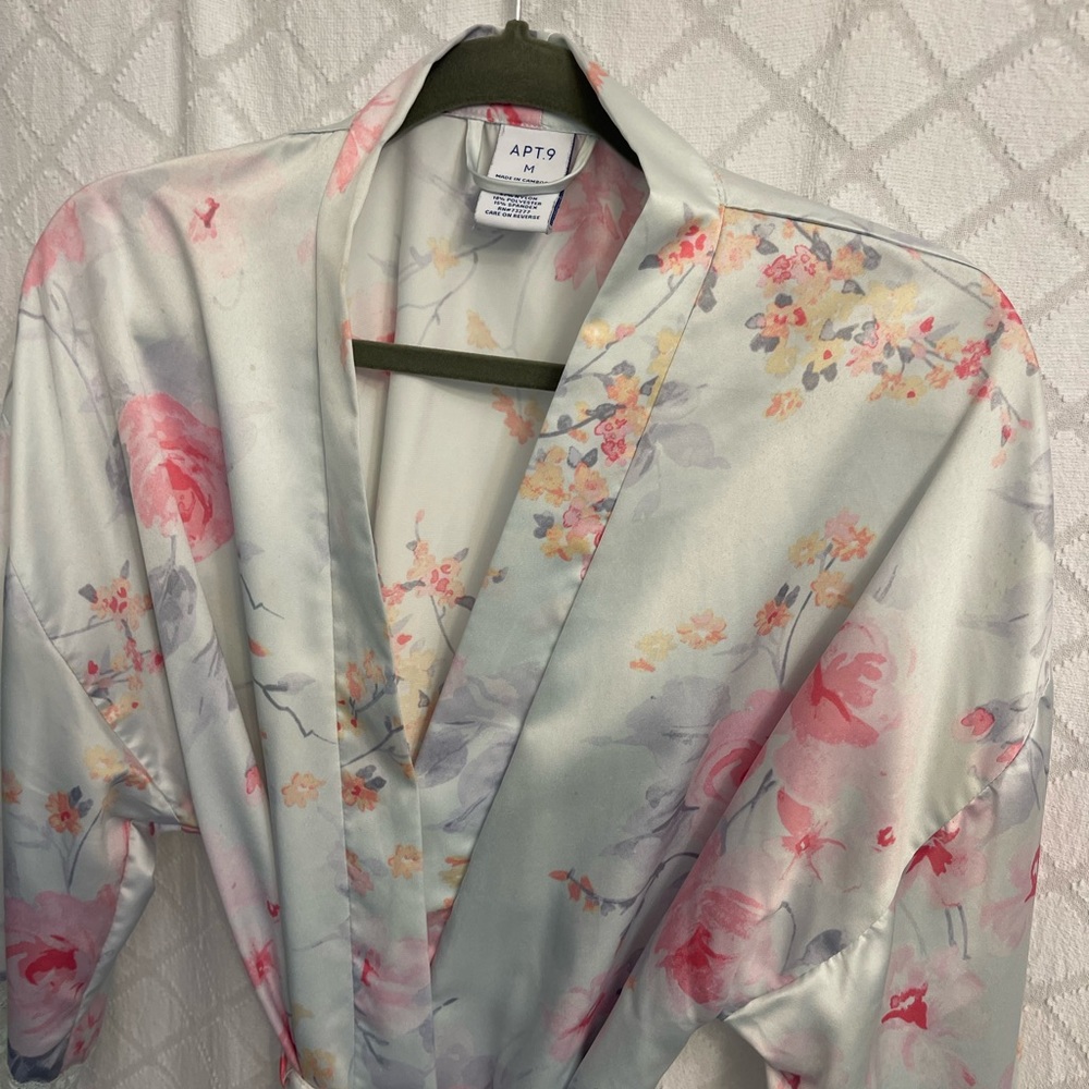 Apt 9 Floral Robe - Medium - Picture 2 of 4